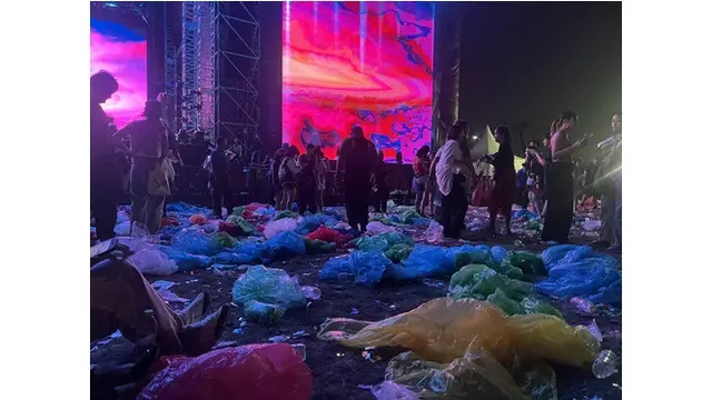Sampah Jas Hujan Berserakan di Akhir Konser HITC Jakarta, 6 Potretnya Tuai Sorotan