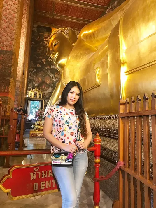 Untuk aktivitasnya sehari-hari selain bernyanyi di atas panggung, sepertinya gaya kasual menjadi gaya andalan Via. Dan kali ini, lagi-lagi ia hanya memakai celana jeans dan kaus bermotif lucu. (Instagram/viavallen)