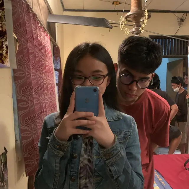 Syuting Film Bareng, Ini 6 Potret Kedekatan Dimas Ahmad dan Anneth Delliecia
