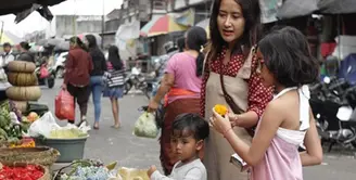 Pada momen liburan beberapa waktu lalu, keluarga Dwi Sasono dan Widi Mulia memutuskan untuk berlibur ke Bali. Tak hanya mengunjungi tempat wisata, keluarga ini juga pergi ke pasar tradisional. (Foto: instagram.com/widimulia)