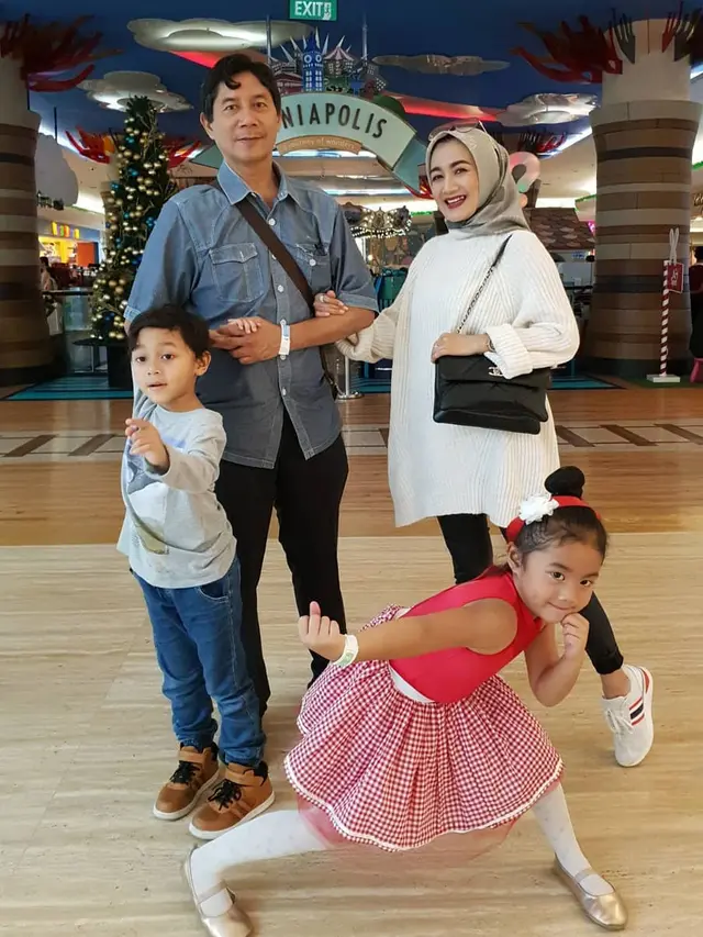 6 Potret Terbaru Nini Carlina, Awet Muda di Usia 44 Tahun