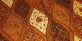 Batik Sogan dari Solo. Motif batik ini didominasi warna cokelat, memiliki motif bunga dengan aksen titik dan garis lengkung. Dulu, batik ini dipakai oleh para raja Jawa, khususnya dari Keraton Kesultanan Solo.