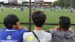 Bobotoh menyaksikan latihan perdana Persib usai ditahan imbang Sriwijaya FC pada Torabika Soccer Championship 2016 di Lapangan Progresif, Bandung, Senin (2/5/2016). (Bola.com/Vitalis Yogi Trisna)