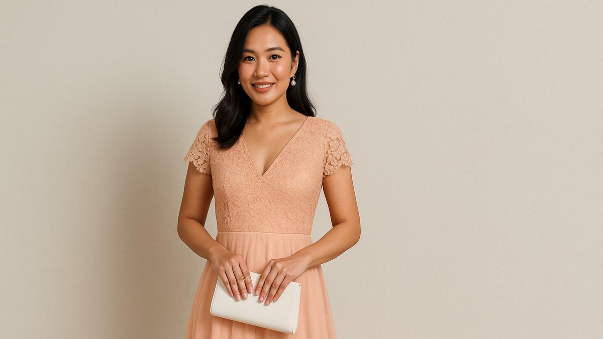 7 Dress Peach Brokat V-Neck, Punya Tampilan Lembut nan Memikat