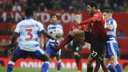 Gelandang Manchester United, Marouane Fellaini, mengontrol bola saat melawan Reading pada laga Piala FA di Stadion Old Trafford, Sabtu (5/1). Manchester United menang 2-0 atas Reading. (AP/Rui Vieira)