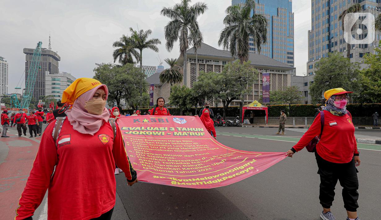 Massa buruh yang tergabung dalam Gerakan Buruh Bersama Rakyat (GEBRAK) menggelar demo di kawasan di Patung Kuda, Jakarta Pusat, Kamis (20/10/2022). Massa Gebrak juga menuntut beberapa hal yakni pencabutan Omnibus Law UU Cipta Kerja, pembatalan revisi UU P3 dan RKUHP, pembatalan revisi UU Sisdiknas serta setop tindakan represifitas aparat terhadap warga sipil. (Liputan6.com/Faizal Fanani)