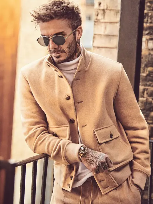 Di potret lain, David Beckham tampil cool dengan turtleneck dan jaket [instagram/davidbeckham]
