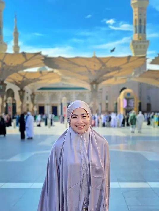 Seperti umat muslim pada umumnya, Feni Rose tampil tertutup dengan hijab saat umrah pada Maret 2023. [Foto: IG/fenirose].