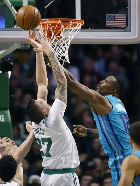 Pemain Charlotte Hornets, Dwight Howard (12) menhalau tembakan pemain Boston Celtics, Daniel Theis (27) pada laga NBA basketball game di TD Garden, Boston, (10/11/2017) waktu setempat. Boston Celtics menang 90-87. (AP/Michael Dwyer)