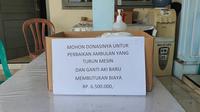 Kotak penggalangan donasi pengurus RW5, kepada warga penerima BST di RW5, Kelurahan Beji, Kecamatan Beji, Kota Depok. (Liputan6.com/Dicky Agung Prihanto)