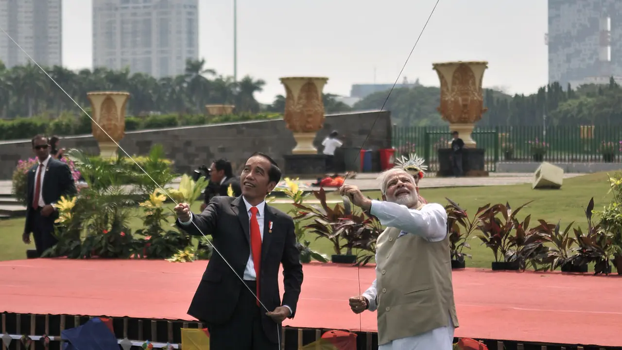 Jokowi dan PM Modi Main Layang-Layang di Monas