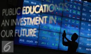 Pengunjung melintas di dekat monitor perkembangan saham di Bursa Efek Indonesia, Jakarta, Senin (2/11).  Indeks Harga Saham Gabungan (IHSG) di Bursa Efek Indonesia (BEI) pada Senin dibuka melemah sebesar 12,76 poin. (Liputan6.com/Immanuel Antonius)