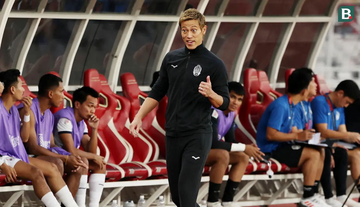 Manajer Timnas Kamboja, Keisuke Honda, saat melawan Indonesia pada laga Grup A Piala AFF 2022 di Stadion Utama Gelora Bung Karno (SUGBK), Senayan, Jumat (23/12/2022). (Bola.com/Abdul Aziz)