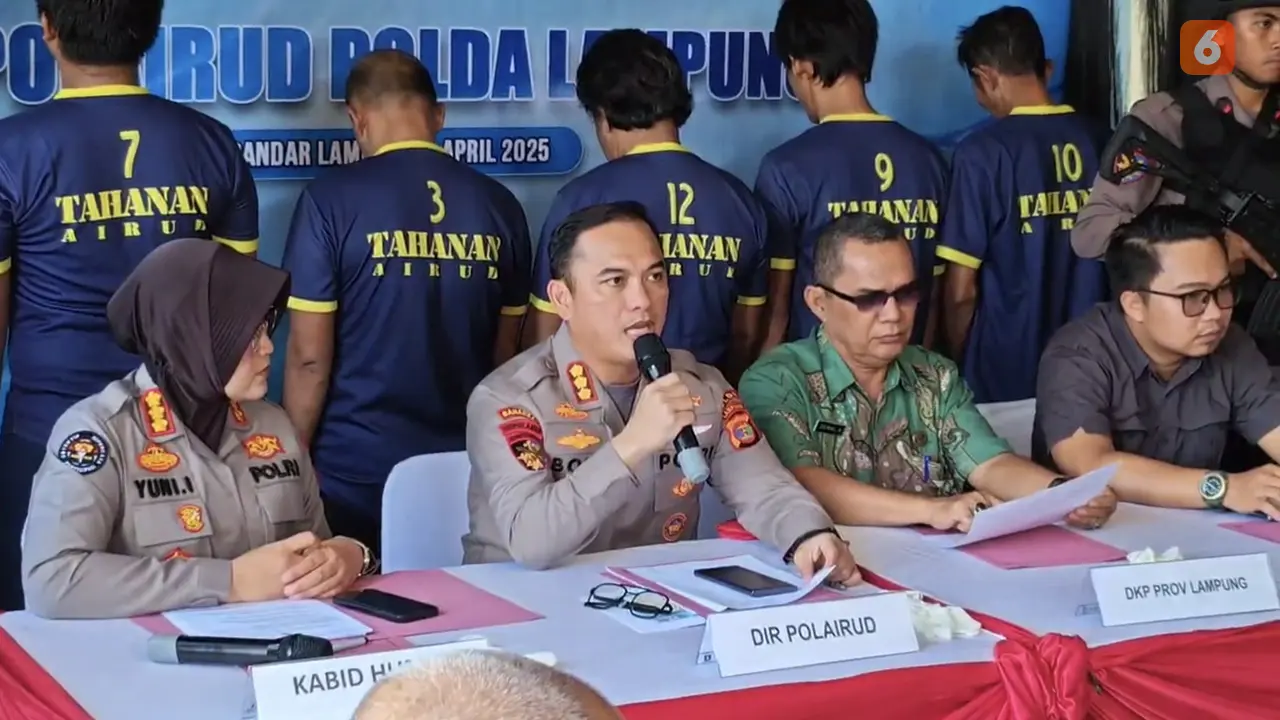 Dirpolairud Polda Lampung, Kombes Pol Bobby Paludin Tambunan saat jumpa pers pengungkapan kasus Ilegal Fishing. Foto : (Liputan6.com/Ardi).