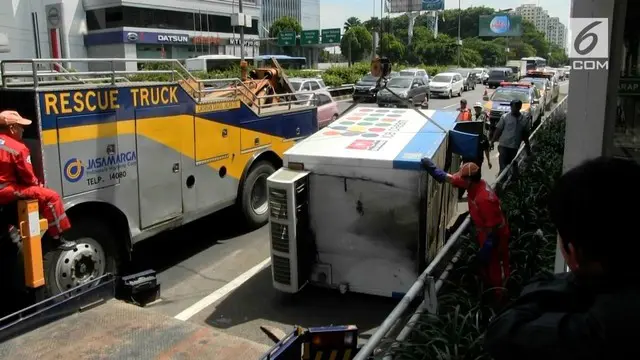 VIDEO: Mobil Box Es Krim Terguling di Jalan Tol, 5 Orang Terluka