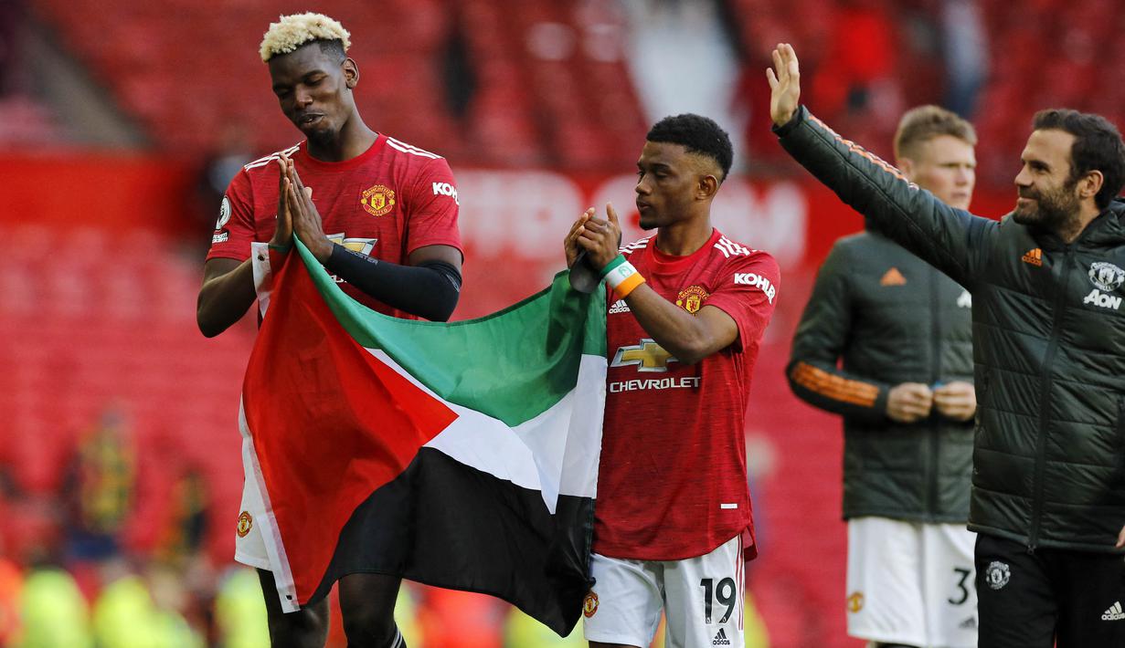 Usai pertandingan itulah, Paul Pogba dan Amad Diallo berputar mengelilingi Stadion Old Trafford dengan mengibarkan bendera Palestina. (Foto: AFP/Pool/Phil Noble)