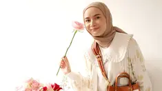 Dhatu Rembulan jago dalam hal mix and match pakaian. Meski kerap tampil dengan busana kasual, perempuan kelahiran  26 Januari 1986 itu selalu terlihat kece. (FOTO: instagram.com/dhaturembulan/)