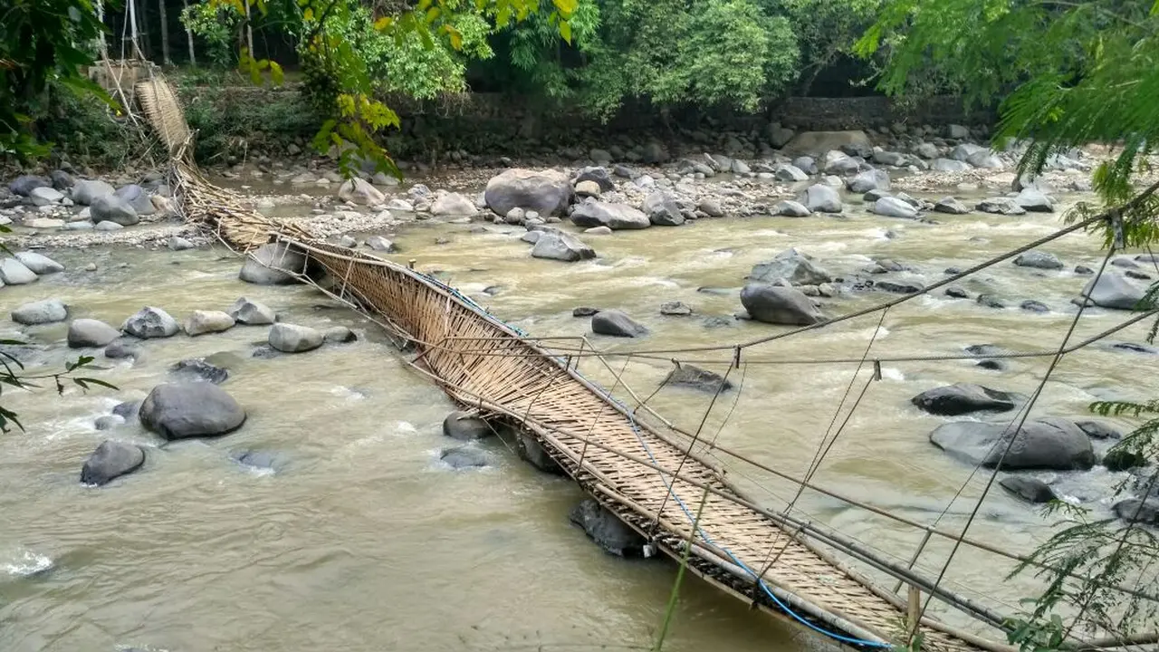 Jembatan gantung di Wisata Penangkaran Rusa Cariu