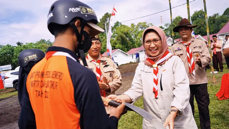 Wakil Bupati Lumajang Indah Amperawati (berkerudung) menerima secara simbolis alat pembangunan huntara dari Gerakan Pramuka Jatim. (Istimewa).