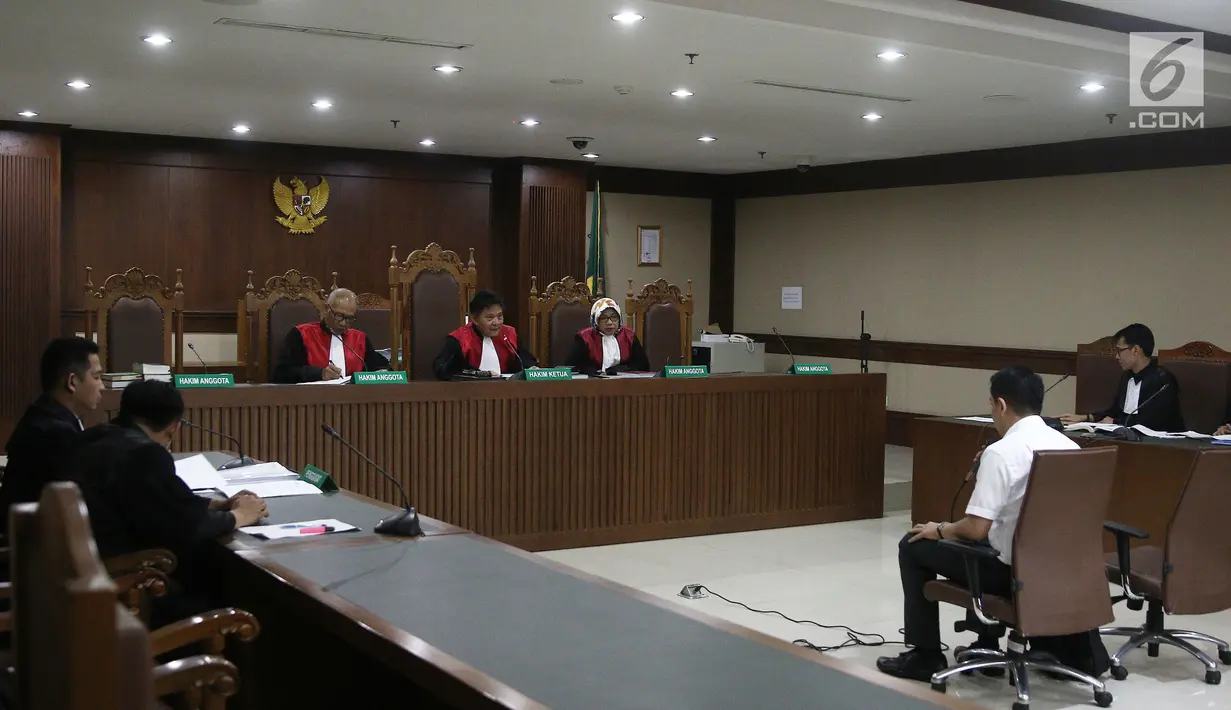 Terdakwa dugaan suap pengadaan satelit monitoring Bakamla, Fayakhun Andriadi saat menjalani sidang lanjutan di Pengadilan Tipikor, Jakarta, Rabu (10/10). Agenda sidang mendengar keterangan saksi ahli kuasa hukum terdakwa. (Liputan6.com/Herman Zakharia)