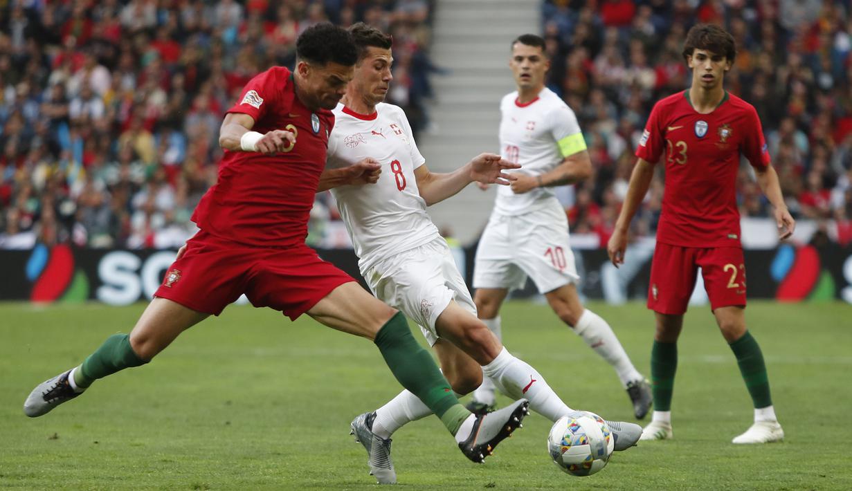 Bek Portugal, Pepe, berebut bola dengan gelandang Swiss, Demo Freuler, pada laga UEFA Nations League di Estadio Do Dragao, Porto, Kamis (6/6) dini hari WIB. Portugal menang 3-1 atas Swiss. (AP/Armando Franca)