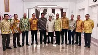 Ketua Umum Partai Golkar Airlangga Hartarto bersama sebelas petinggi partai menyambangi rumah dinas Wakil Presiden Jusuf Kalla (Merdeka.com/Intan)