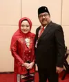 Dampingi suami bertugas, Dewi tampil anggun kenakan kebaya kutubaru merah sederhana yang dipadukan dengan angkin dan hijab warna senada. [@dewiranokarno].