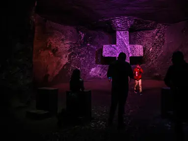 Katedral Zipaquira adalah sebuah gereja Katolik Roma yang dibangun di dalam terowongan tambang garam yang terletak 200 meter di bawah tanah. (JUAN BARRETO / AFP)