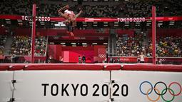 Dalam babak final, baik Barshim maupun Tamberi tidak sekalipun gagal dalam upayanya melakukan lompatan tertinggi. Akhirnya, kedua atlet harus melalui lompatan setinggi 2,39 meter untuk menentukan siapa yang berhak atas medali emas. (Foto: AFP/Ben Stansall)