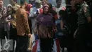 Warga membawa semboko dari Presiden Jokowi saat open house di Istana Kepresidenan Gedung Agung, Yogyakarta, Sabtu (9/7). Open House ini diikuti oleh ribuan masyarakat yang berada di Yogyakarta. (Liputan6.com/Boy Harjanto)