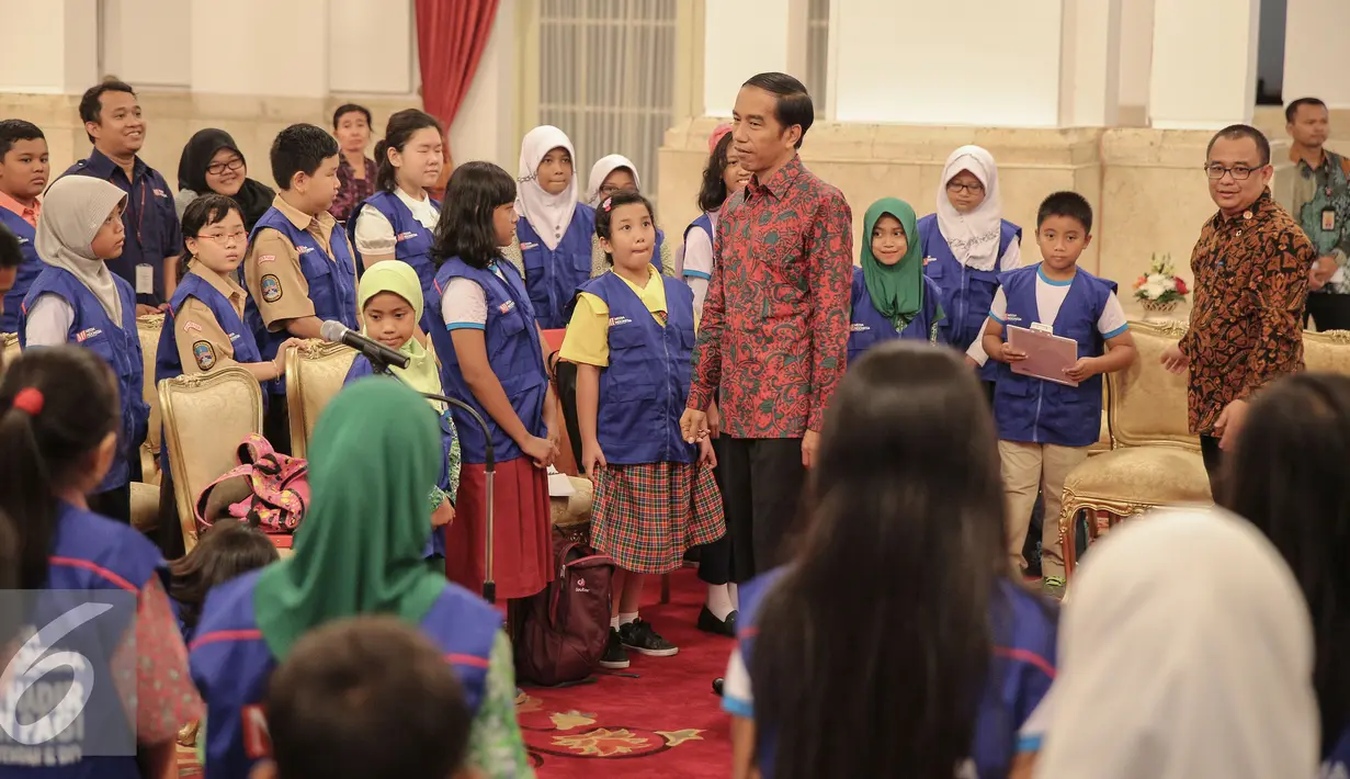 Presiden Joko Widodo menyambut wartawan cilik  di Istana Negara, Jakarta, Selasa (20/10/2015). Hasil wawancara tersebut akan dibukukan dan dibagikan gratis ke seluruh sekolah dasar di Indonesia. (Liputan6.com/Faizal Fanani)