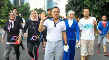 Ketua MPR RI, Zulkifli Hasan (tengah) menikmati olah raga jalan santai bersama Melek Indonesia dan 18 komunitas di Car Fre Day (CFD), Jakarta, Minggu (3/4/2016).(Liputan6.com/Yoppy Renato)