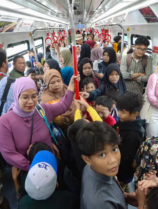 Kegiatan ini bertujuan untuk memberikan edukasi bertransportasi publik kepada anak-anak. (merdeka.com/Arie Basuki)