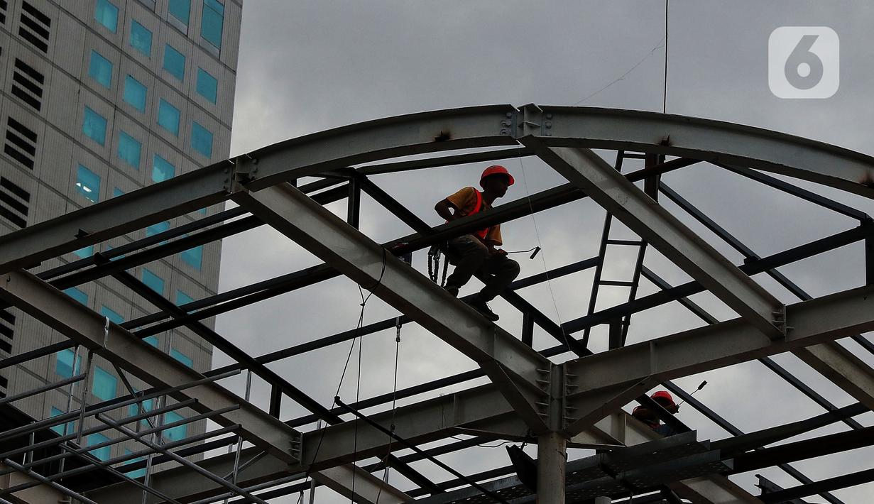Pekerja menyelesaikan proyek halte Trans Jakarta, di Sudirman, Jakarta, Jumat (18/11/2022). BPJS Ketenagakerjaan (BPJAMSOSTEK) Kantor Wilayah DKI Jakarta mencatat sepanjang Januari hingga Maret 2022 terjadi 61.805 kasus kecelakaan kerja dan mayoritas dialami pekerja usia 20-25 tahun. (Liputan6.com/Angga Yuniar)