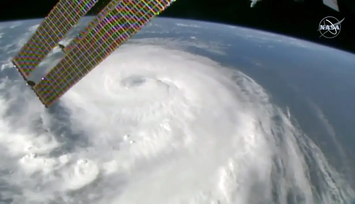 Gambar yang diambil dari NASA TV memperlihatkan Badai Dorian terlihat melalui stasiun luar angkasa internasional, Rabu (4/9/2019). Badai Dorian yang kini mengarah ke Amerika Serikat ini sebelumnya menerjang Kepulauan Bahama dan mengakibatkan sebanyak tujuh orang meninggal dunia. (HO/NASA TV/AFP)