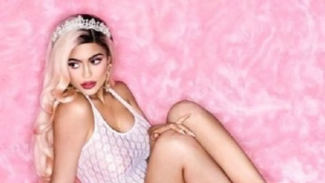 Tampil Seksi, Kylie Jenner Kembali Kenakan Busana Transparan