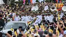 Pasukan kerajaan mengawali prosesi Golden Jubilee yang diikuti kereta kerajaan Sultan Hassanal Bolkiah dan Ratu Saleha Brunei di Bandar Seri Begawan (5/10). Perayaan tersebut menandai 50 tahun bertahta. (AFP PHOTO / Roslan Rahman)