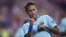 Neymar Junior saat melakukan selebrasi usai mencetak gol ke gawang Manchester United dalam laga International Cup di FedExField, Maryland pada 26 Juli 2017. (AFP/Brendan Smialowski)