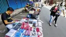 Pedagang menata masker berbahan kain di Pasar Pagi, Jakarta, Senin (6/4/2020). Penggunaan masker kain menjadi alternatif bagi warga yang sehat sebagai bagian proteksi diri dari ancaman virus. (Liputan6.com/Fery Pradolo)
