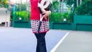 Kecenya Syahrini saat bermain tenis ini bikin para penggemarnya kian terpesona. Perempuan yang punya motto Maju Mundur Syantik ini memang senang berpenampilan stylish walaupun kegiatan yang ia lakukan berolahraga seperti bermain tenis. (Liputan6.com/IG/princessyahrini)