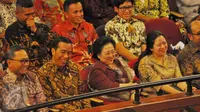 Presiden Joko Widodo (kedua kiri depan) saat menghadiri Ulang Tahun Megawati Soekarno Putri (tengah depan) di Taman Ismail Marzuki, Jakarta, Senin (23/1). HUT Megawati dirayakan dengan menonton pementasan teater.(Liputan6.com/Angga Yuniar)