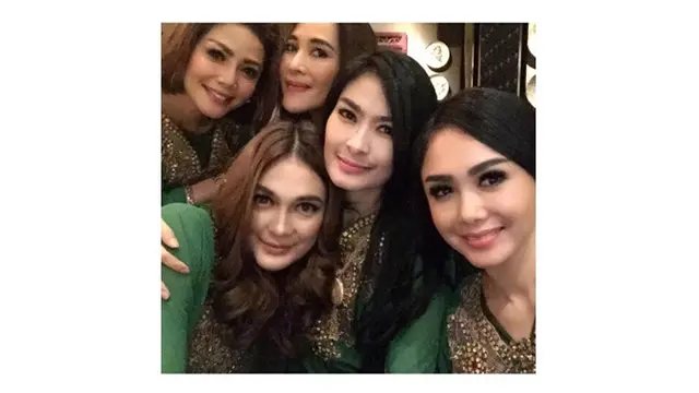 Dekat Sejak Dulu Hingga Satu Geng, Ini 6 Momen Keakraban Yuni Shara dan Iis Dahlia