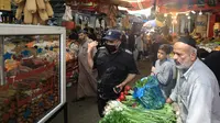 Seorang perwira Palestina melakukan penjagaan di pasar al-Zawiya menjelang bulan suci Ramadan di Kota Gaza pada 20 April 2020. Tahun ini, miliaran umat Muslim di dunia bersiap memasuki bulan suci Ramadan di tengah situasi pandemi Covid-19. (MAHMUD HAMS / AFP)