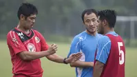 Pelatih Semen Padang, Nil Maizar, berdiskusi dengan anak asuhnya Novrianto dan Yu Hyun Ko saat latihan jelang laga final Piala Jenderal Sudirman melawan Mitra Kukar di Lapangan Sutasom, Jakarta, Jumat (22/1/2016). (Bola.com/Vitalis Yogi Trisna)