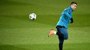 Pemain Real Madrid, Cristiano Ronaldo mengendalikan bola saat sesi latihan di Stadion Parc des Princes di Paris, Prancis, Senin (5/3). Real Madrid akan menghadapi Paris Saint Germain (PSG) pada leg kedua babak 16 besar Liga Champions. (FRANCK FIFE/AFP)