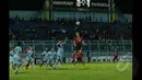 Gelandang Persipura Lim Jun Sik (kanan) saat menyudul bola saat berlaga di SCM Cup 2015 di Stadion Kanjuruhan, Malang, Minggu (18/1/2015).  Persela unggul 1-0 atas Persipura.  (Liputan6.com/Faizal Fanani)