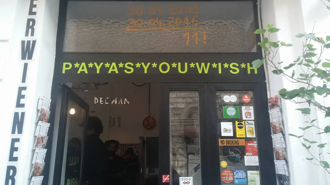 Pintu masuk der Wiener Deewan terpampang tulisan ''Pay as You Wish'' atau Bayar Semau Anda