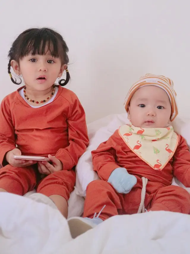 7 Potret Anak Ryana Dea Pakai Baju Kembar, Bikin Gemas