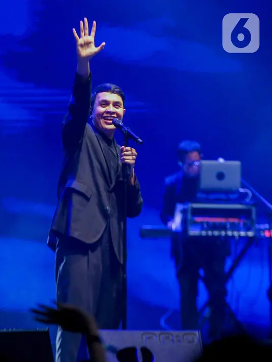 Penyanyi Tulus tampil pada konser yang bertajuk “Tulus Tur Manusia 2023" di Jiexpo Kemayoran, Jakarta Pusat, Jumat (3/3/2023). Dalam konser tersebut, Tulus membawakan sejumlah lagu diantaranya Hati-Hati di Jalan, Monokrom, dan Sepatu. (Liputan6.com/Faizal Fanani)