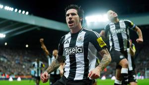 Newcastle United memastikan tempat di semifinal carabao Cup setelah mengalahkan Brentford di St James’ Park pada Kamis (19/12) dini hari WIB. (Owen Humphreys/PA via AP)